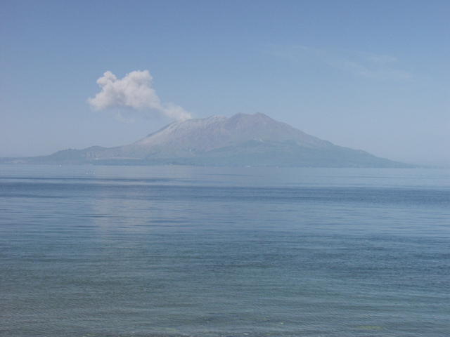 福山から見る桜島は力強さと優美さを持つ独特の風景を作り出します。