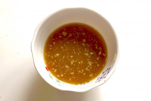 調味料を混ぜ合わせる