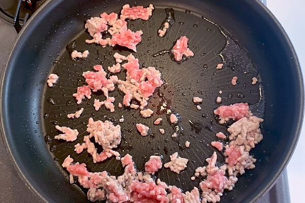 フライパンで豚ひき肉を炒める