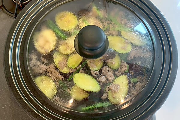 調味料を入れて煮詰める