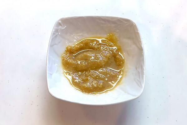 調味料を混ぜ合わせる