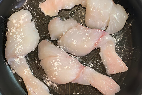 フライパンでたらを焼く