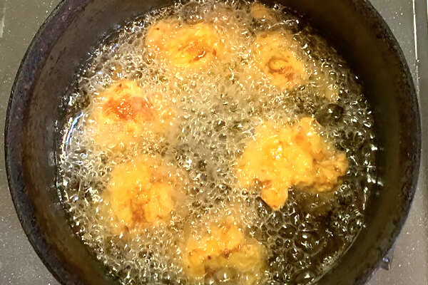 パチパチとした音になるまで鶏肉を揚げる