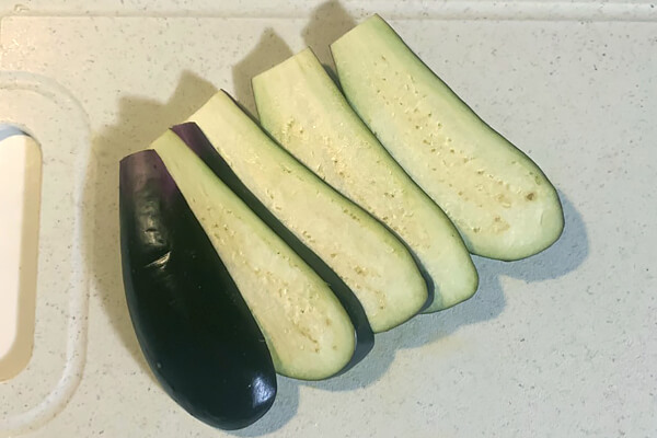 なすを4〜5等分の薄切りにする