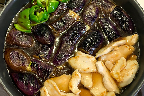 鶏肉に野菜と煮汁を加えて仕上げる