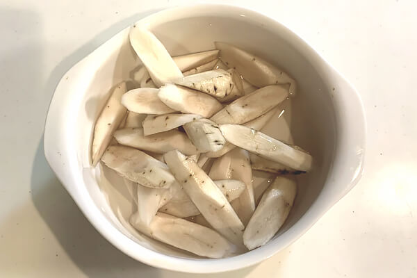 ごぼうを斜め切りにする