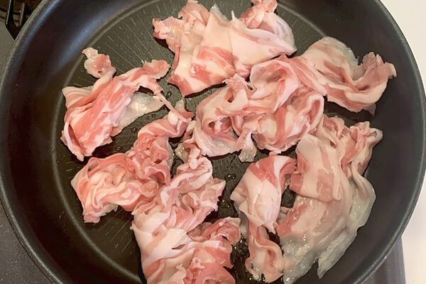 フライパンで豚肉を炒める