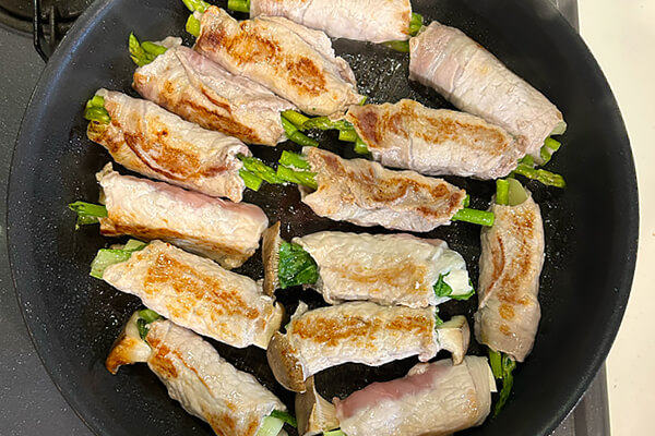 全面に焼色がつくまで肉巻きをフライパンで焼く