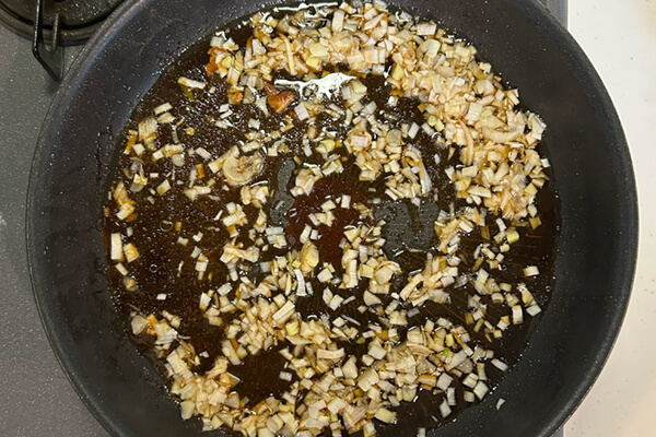 フライパンでねぎソースを作る