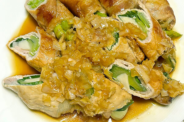 お皿に盛り付けたら肉巻きにねぎソースを和える